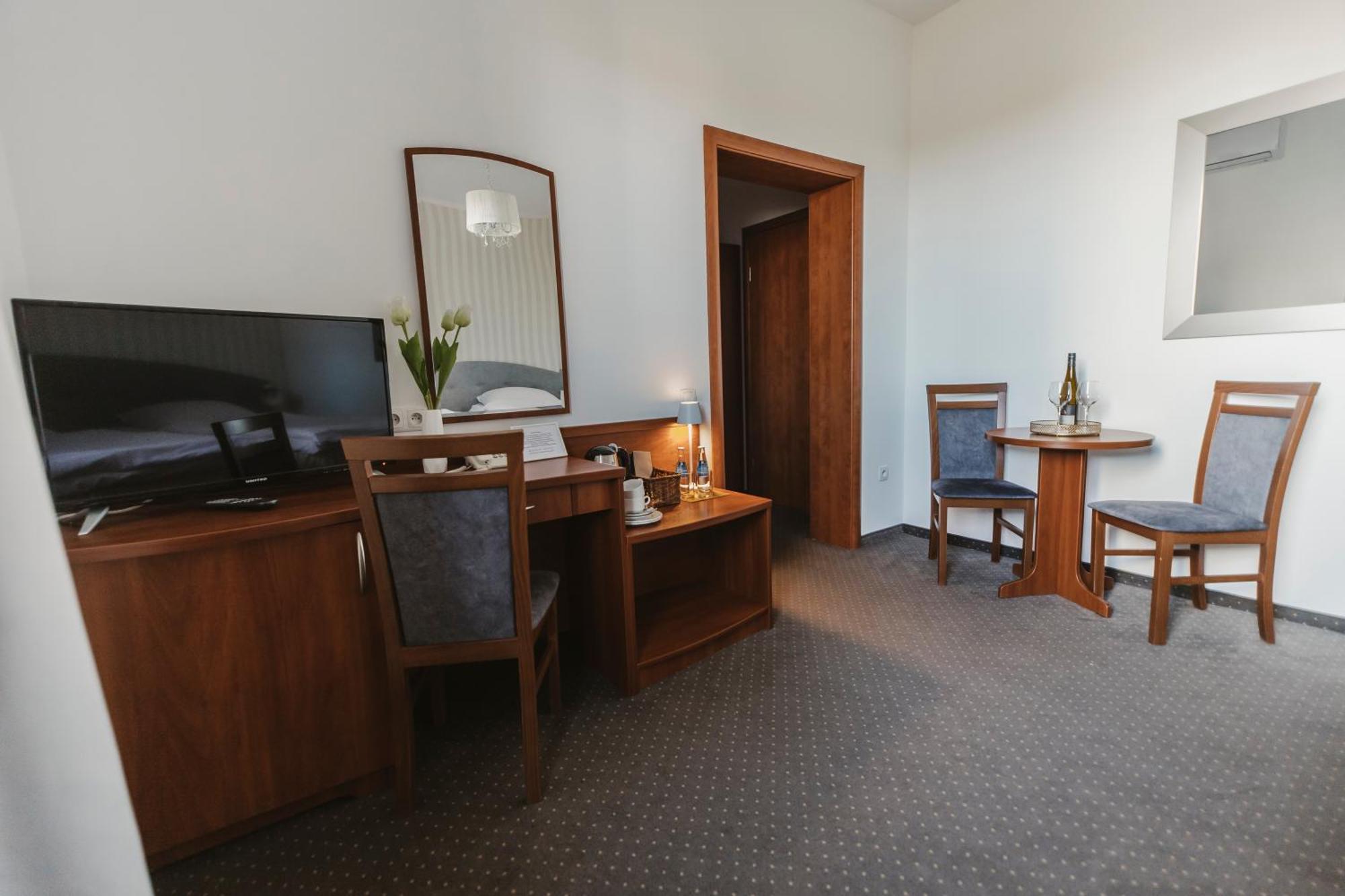 Hotel I Restauracja Borowianka Ostrów Wielkopolski Eksteriør bilde