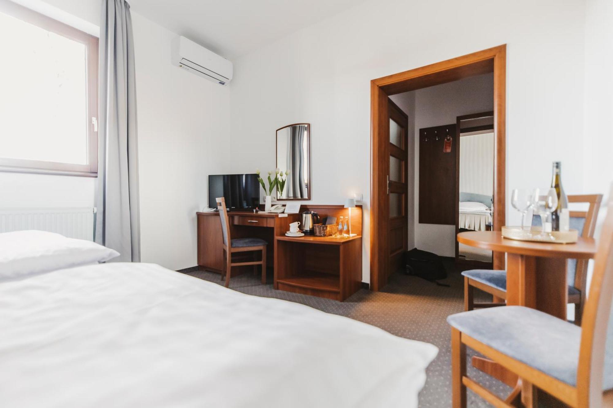 Hotel I Restauracja Borowianka Ostrów Wielkopolski Eksteriør bilde