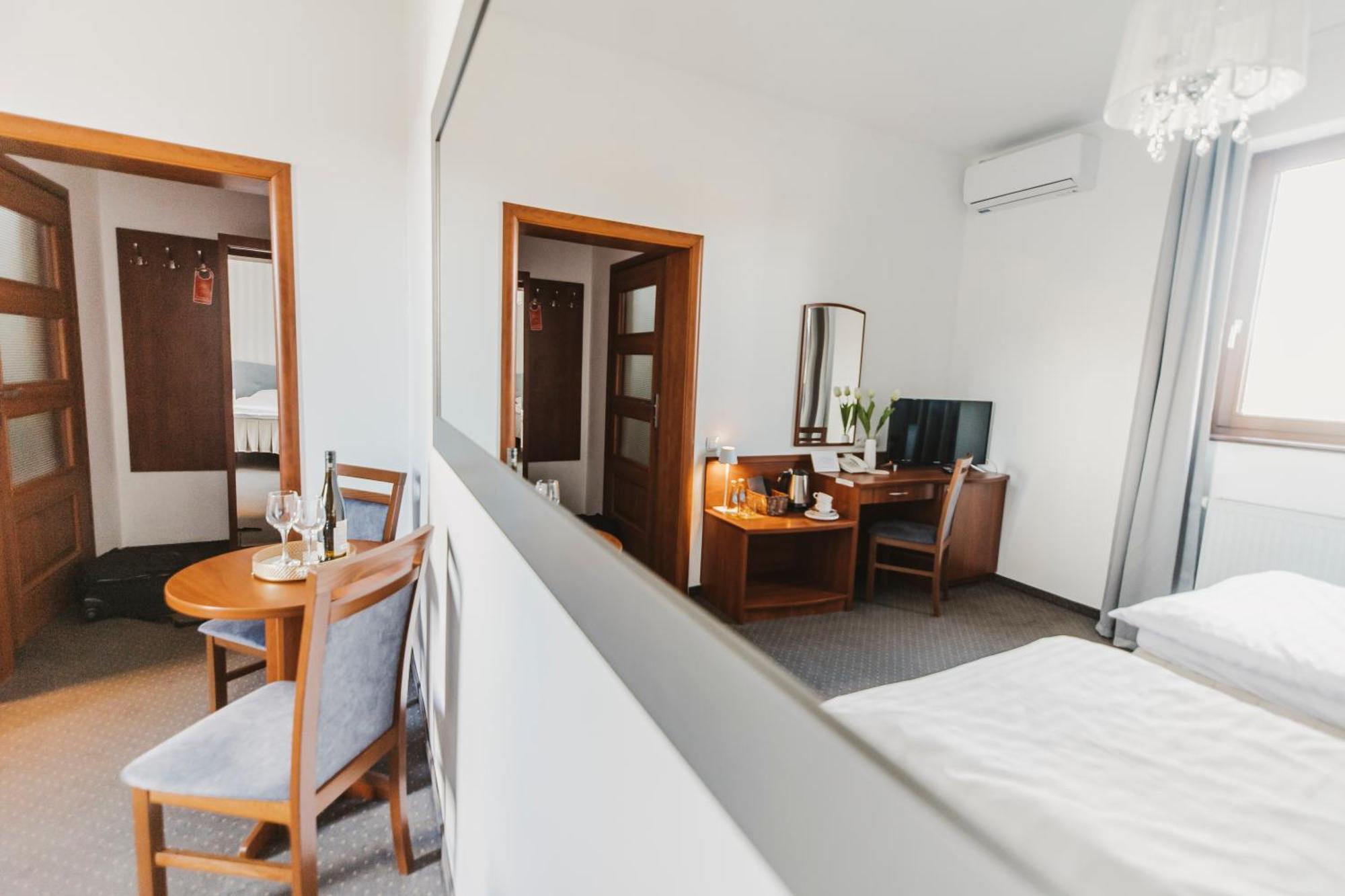 Hotel I Restauracja Borowianka Ostrów Wielkopolski Eksteriør bilde